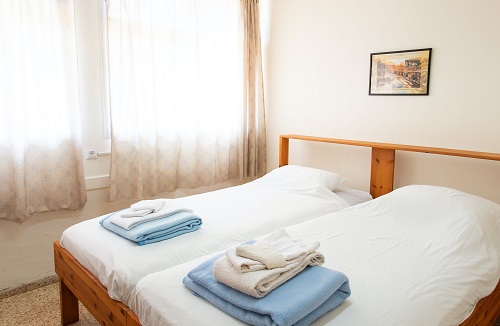 Guestroom with a bed